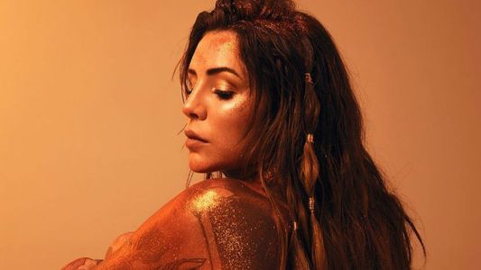 La producción sensual y con brillos dorados de Candelaria Tinelli