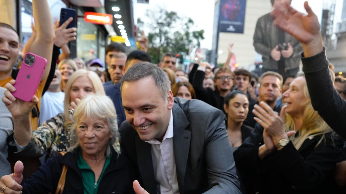 Elecciones legislativas en CABA: Manuel Adorni salió de caminata de campaña junto a Karina Milei por el barrio de Belgrano