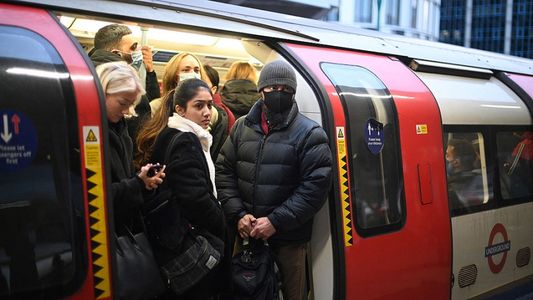 Reino Unido reportó el triple de casos de la variante Ómicron respecto del viernes