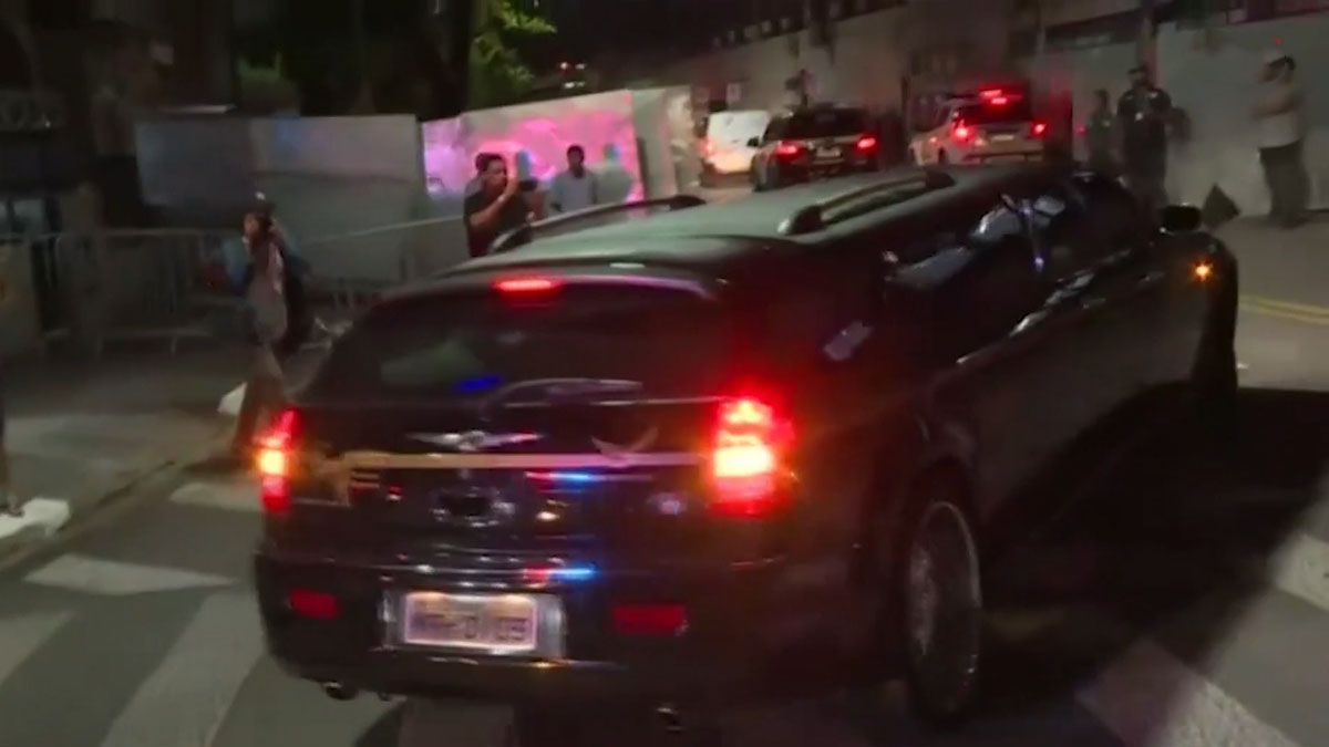 Los restos de Pelé llegan en la madrugada al estadio del club Santos (Foto: Captura de TV)