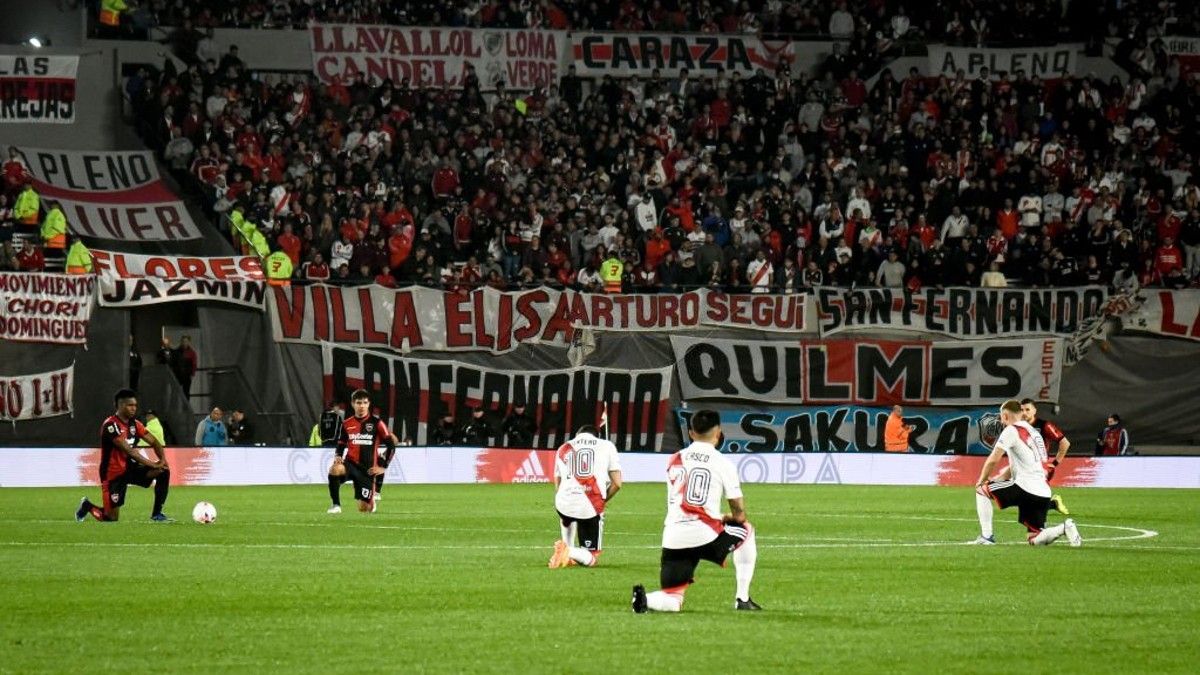 Solidaridad con el plantel de Aldosivi antes de que comience el partido de River-Newells por la Liga Profesional. 