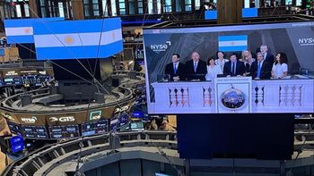 Lunes complicado: el dólar oficial alcanzó los $1460 pero bajó a $1425; fuerte caída de las acciones argentinas en Wall Street