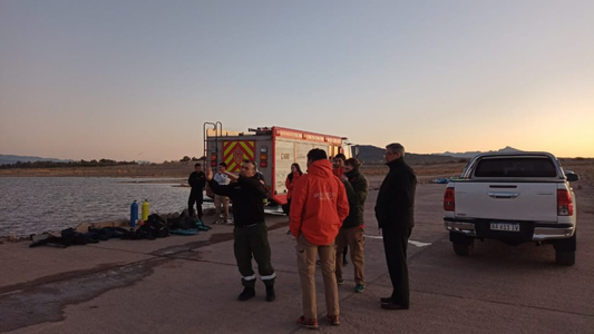 Se arrojó a salvar a su hijo en un caudal y lo encontraron muerto