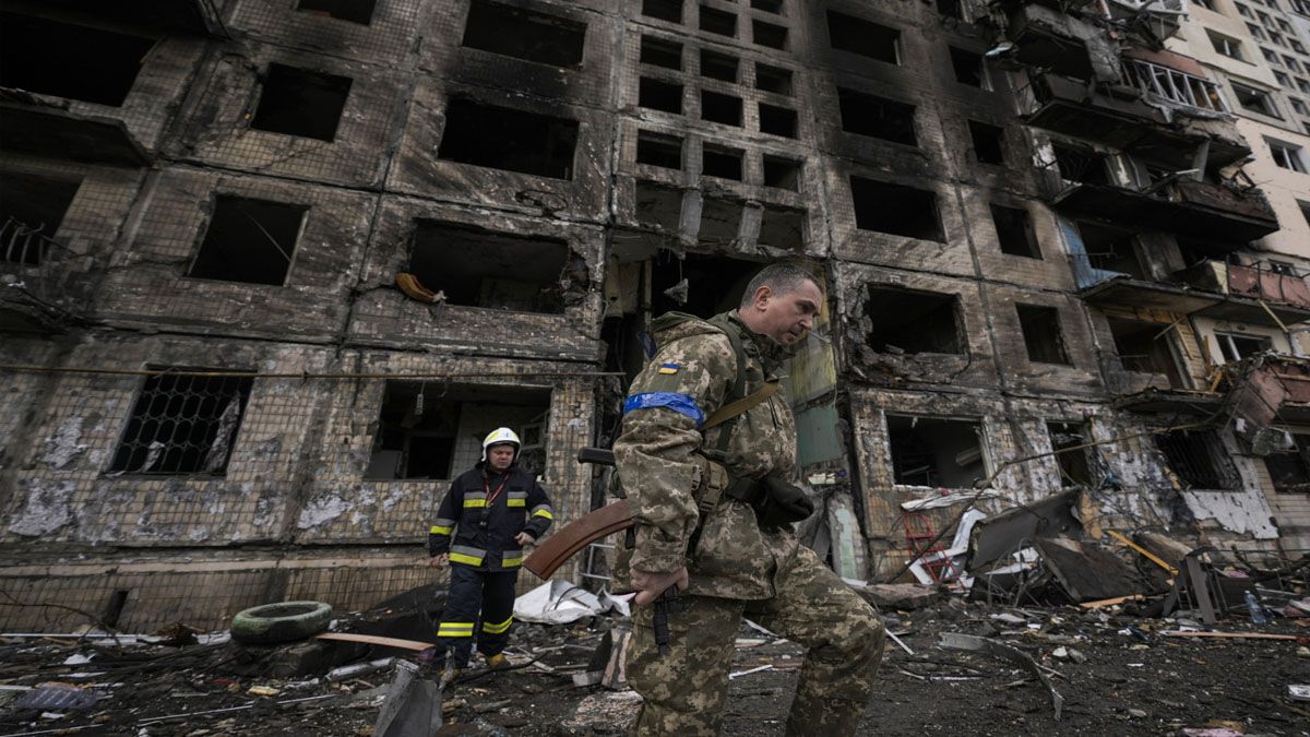 La guerra entre Rusia y Ucrania lleva 37 días ininterrumpidos de destrucción y muerte (Foto: AP)