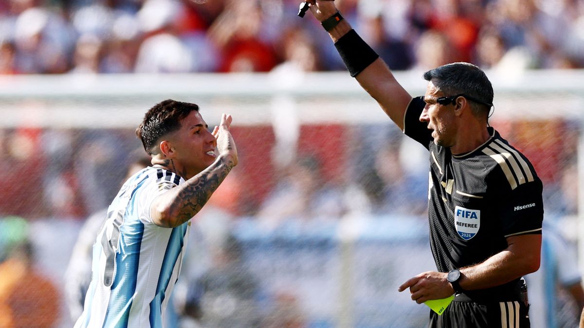 El mediocampista se fue expulsado por doble amarilla. (Foto: Reuters).