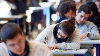Pagan la primera cuota de 300 dólares de la Beca Universal Superior en Argentina: quiénes pueden cobrarla