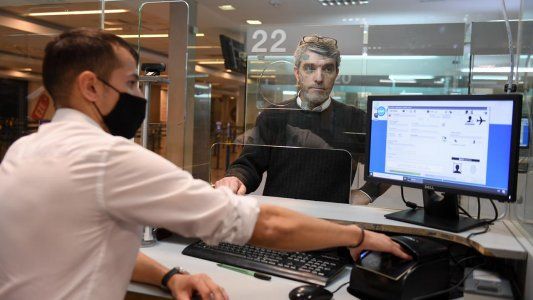 Analizan dejar sin efecto la cuarentena obligatoria para los argentinos y residentes que ingresen al país