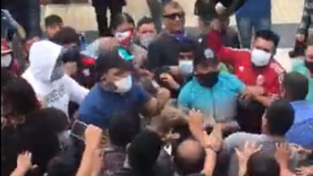 La Rioja: empleados públicos arrojaron bolsas de basura e intentaron entrar por la fuerza al Palacio Municipal. La Rioja: empleados públicos arrojaron bolsas de basura e intentaron entrar por la fuerza al Palacio Municipal.