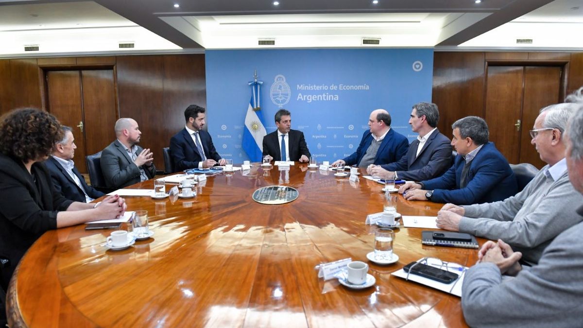 Precios Justos: el Gobierno sumó cuatro aerolíneas que aumentarán sus pasajes un 4% mensual. (@SergioMassa)