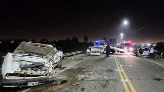 Murió y la beba está grave: auto cruzó de carril e hizo un desastre