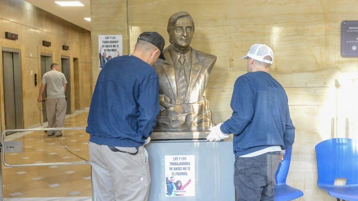 Así retiraban la figura del expresidente Néstor Kirchner