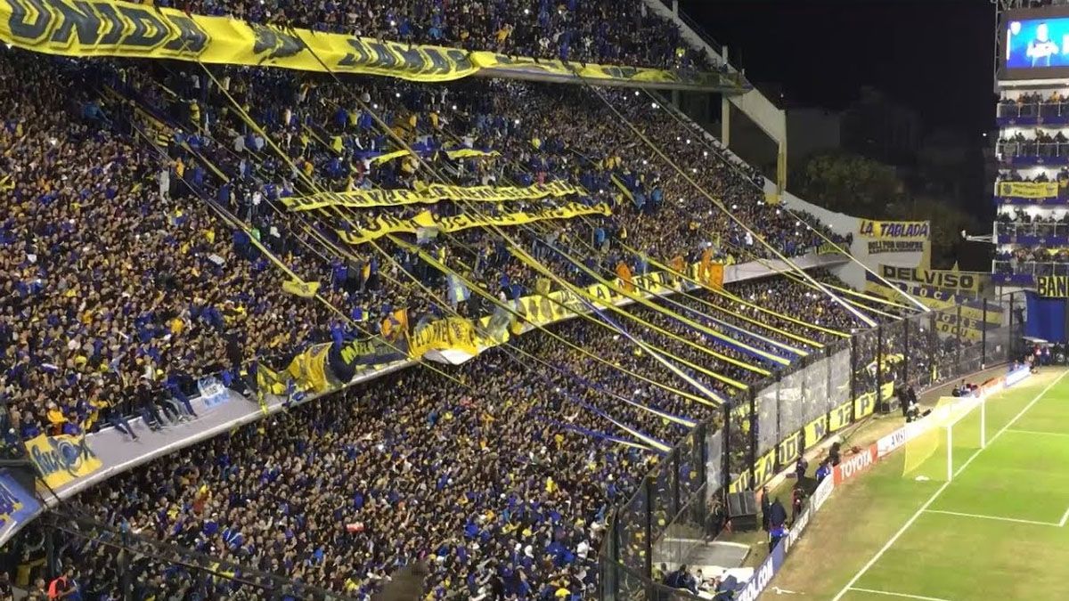 Tres hinchas de Boca hicieron un divertido baile en la previa del duelo ante Vélez.&nbsp;
