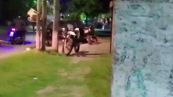 Un policía atropelló a un motociclista, se escapó y cuando volvió cometió otro acto atroz