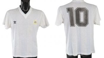 Maradona: subastan la camiseta que usó ante Brasil en 1990
