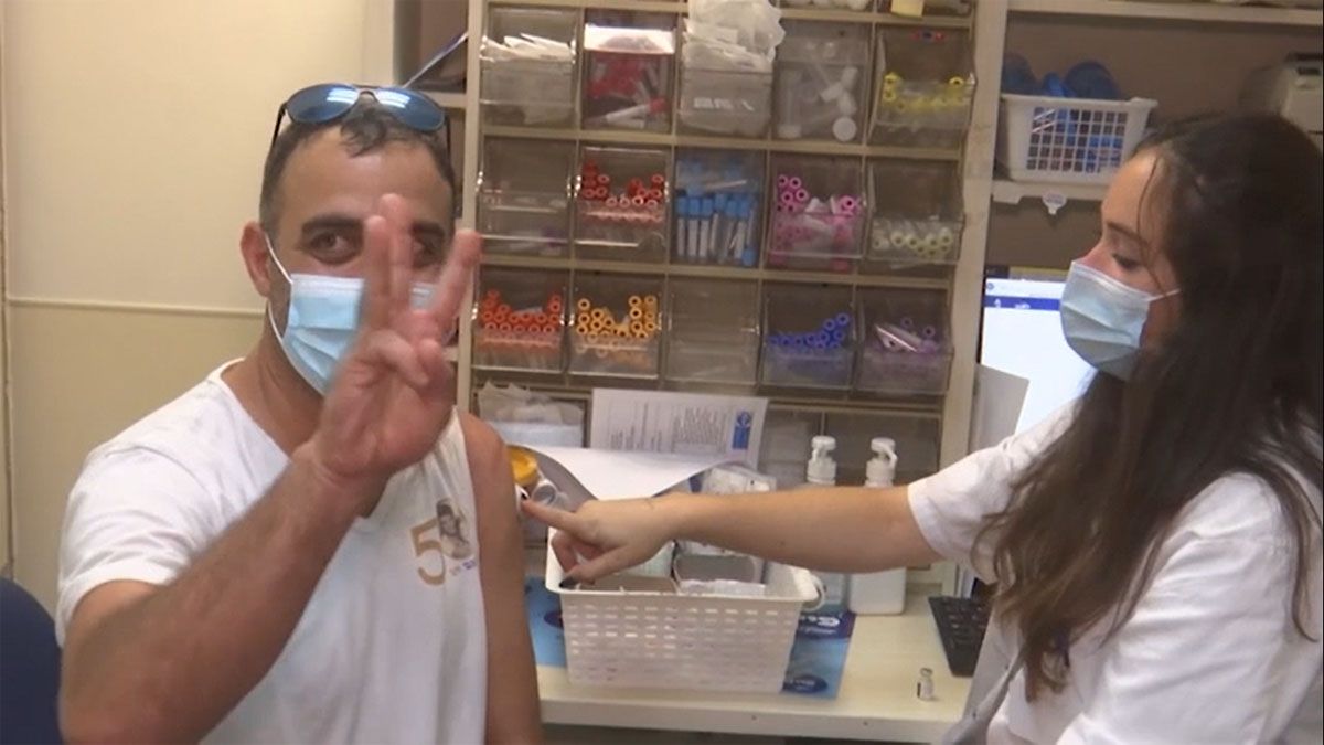 Un ciudadano israelí celebra porque ya recibió una tercera dosis de la vacuna ante la preeminencia de la variante delta (Foto: AP)