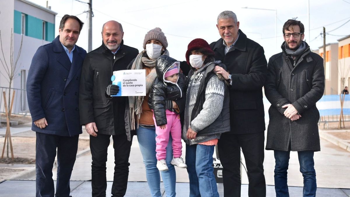 Fernández, Ferraresi y Secco entregaron 224 viviendas en Ensenada.
