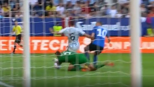 Así fue el absuro penal que el arquero de Estonia le hizo a Pezzella