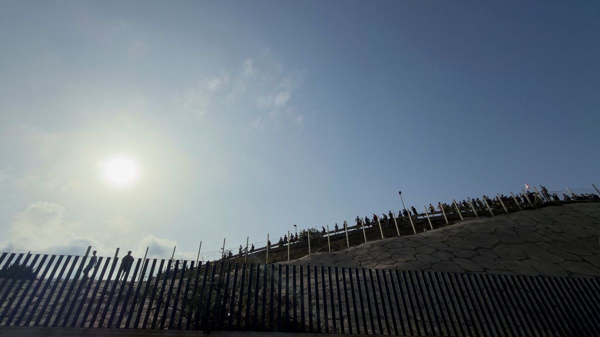 La Guardia Civil afirm&oacute; que la llegada masiva se produjo por el mar y pidi&oacute; refuerzos ante una situaci&oacute;n que calific&oacute; de &ldquo;fuera de control&rdquo;. (Foto: Reuters)