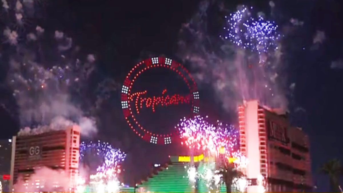 Fuegos artificiales para marcar el final de 57 a&ntilde;os de historia. El Tropicana, demolido para dar paso a un estadio de b&eacute;isbol (Foto: A24.com).