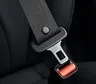Para qué sirve el pequeño botón del cinturón de seguridad del auto