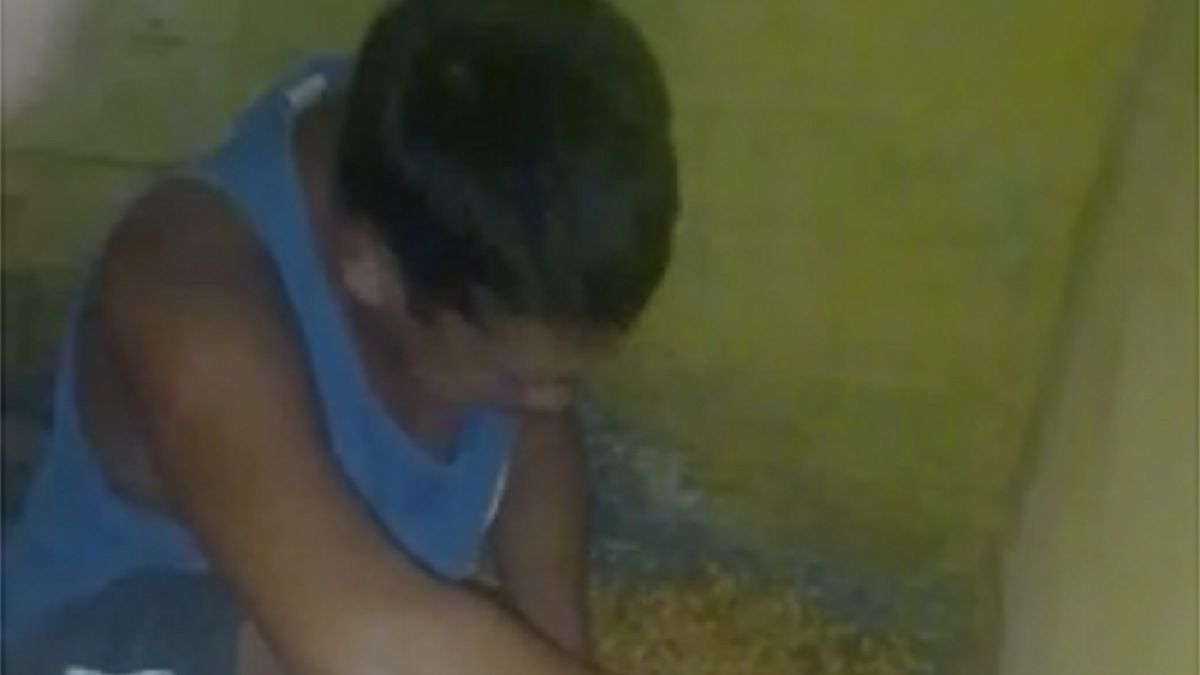 Golpiza. Las imágenes fueron grabadas por los propios reclusos (Foto: captura de video).