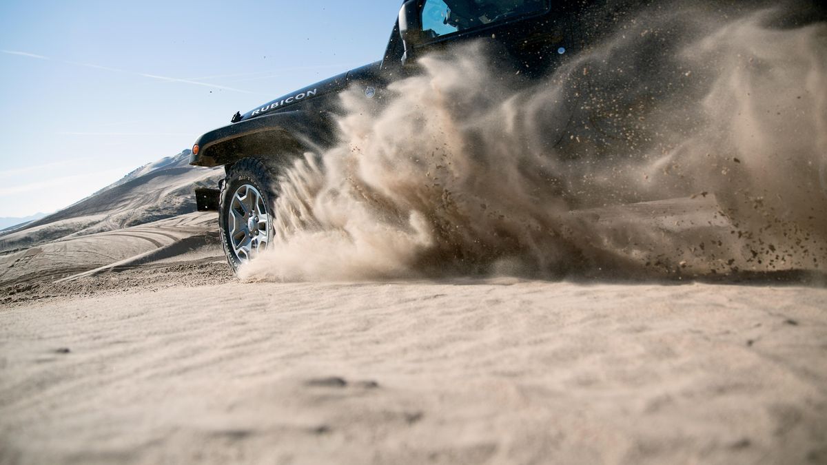 BFGoodrich nos proporciona 5 consejos interesantes para la conducción en arena y el cuidado del neumático. La costa es uno de los principales destinos a la hora de tomarse vacaciones y/o escapadas cortas a lo largo del año. Gran parte de los turistas aprovecha a vacacionar con sus propios vehículos
