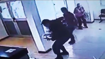 Tenso momento. Un policía intenta reanimar al menor con maniobras de Heimlich (Foto: captura de TV). Tenso momento. Un policía intenta reanimar al menor con maniobras de Heimlich (Foto: captura de TV).