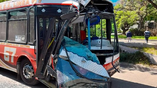 Choque de dos colectivos en la 9 de Julio: 17 heridos, 5 de ellos graves