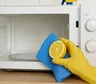 Cómo limpiar el microondas sin dañarlo: método fácil, frecuencia y cuidados clave