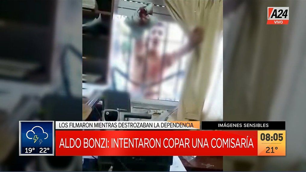 Los jóvenes amenazaron a los policías y finalmente fueron detenidos (Foto: captura de TV).