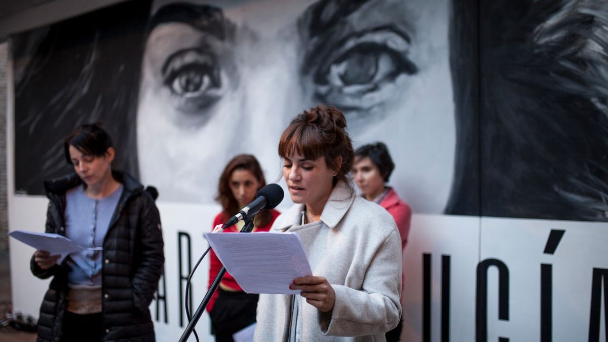 En la inauguración participaron actrices como Julieta Urtizberea. Junto con la instalación se desarrollan talleres presenciales y virtuales.