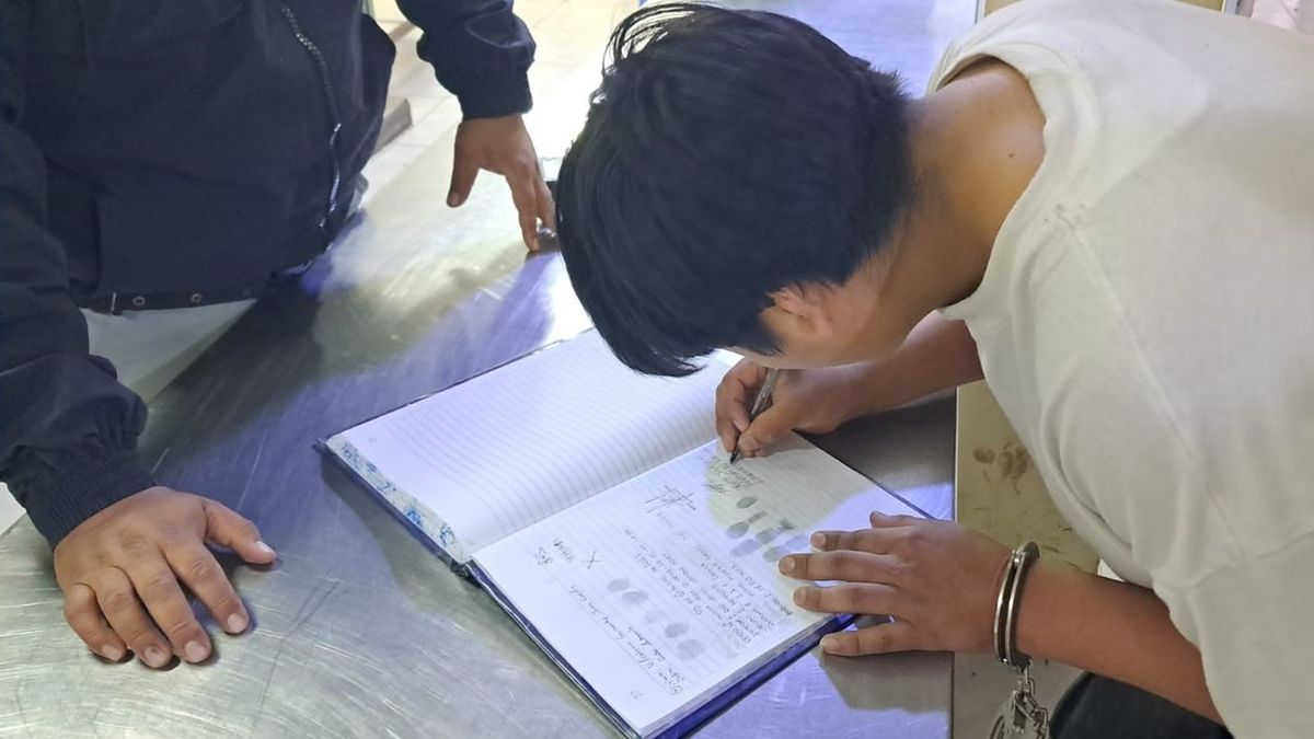 Pequeño J en el ingreso al penal de Cañete