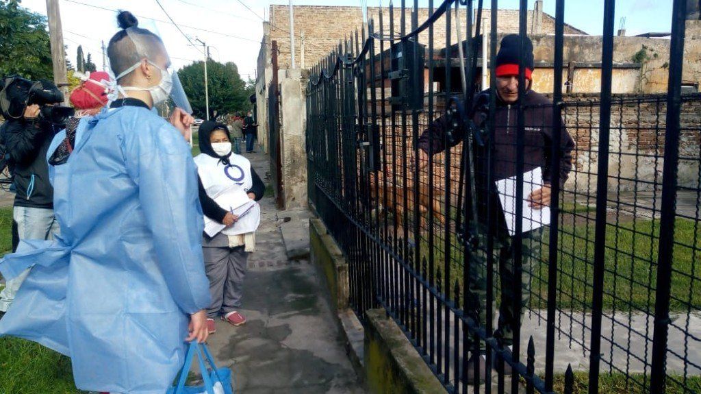 Puerta a puerta: ¿Cómo funciona la detección de casos en los barrios populares del conurbano?