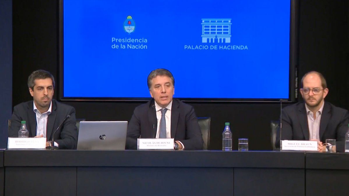 Dujovne festejó el ajuste: anunció que el déficit bajó 47% y prometió un alivio para el campo