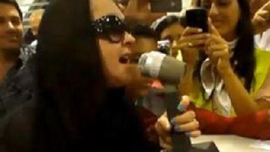 Cyndi Lauper improvisó un mini recital en Aeroparque