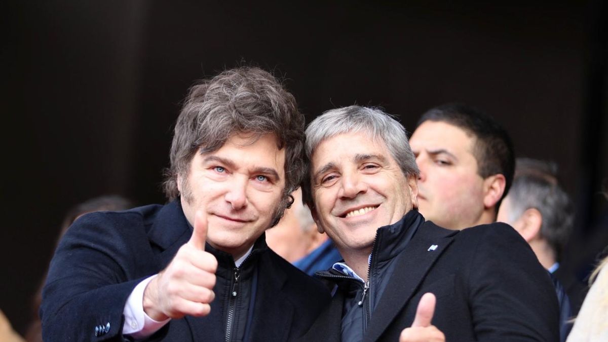 Javier Milei y Luis Caputo. Sin popularidad y sin anclaje institucional, el andamiaje de LLA se cae como castillo de naipes (Foto: archivo).