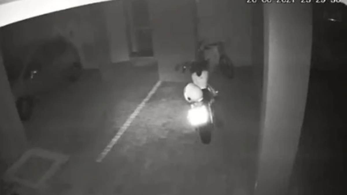 &nbsp;La filmación muestra como la motocicleta&nbsp;está estacionada y