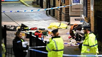 Horror en un tren de Londres: violento ataque a cuchillazos y varios heridos