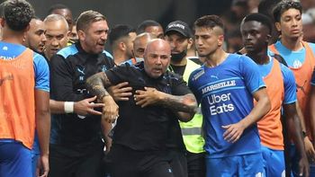 Escándalo en Niza: hinchas rivales invadieron y Sampaoli terminó a las piñas