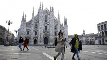 Italia no logra domar la pandemia y confirmó un pico de 475 muertes en un día
