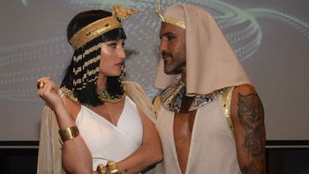Mica Viciconte y Fabián Cubero vestidos de Faraón y Cleopatra en una fiesta