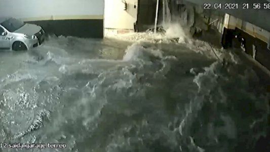 Impactante video: una pileta de un edificio se derrumbó por completo, cayó sobre el estacionamiento del subsuelo y todo quedó grabado