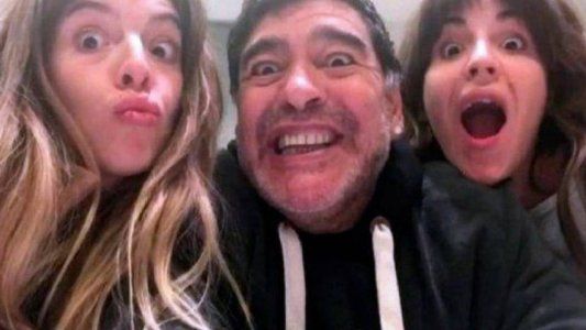 Maradona trata de criminales a Dalma y Gianinna en su serie