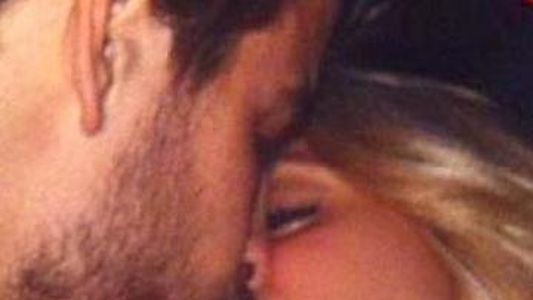 El apasionado beso de Shakira y Piqué