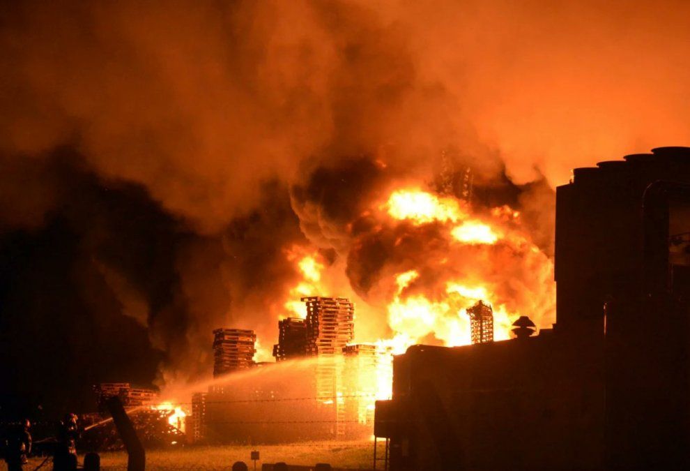El feroz incendio en Cagnoli destruyó totalmente la planta.