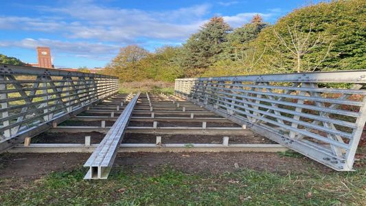 Insólito: detuvieron a un hombre por robarse un puente de 18 metros