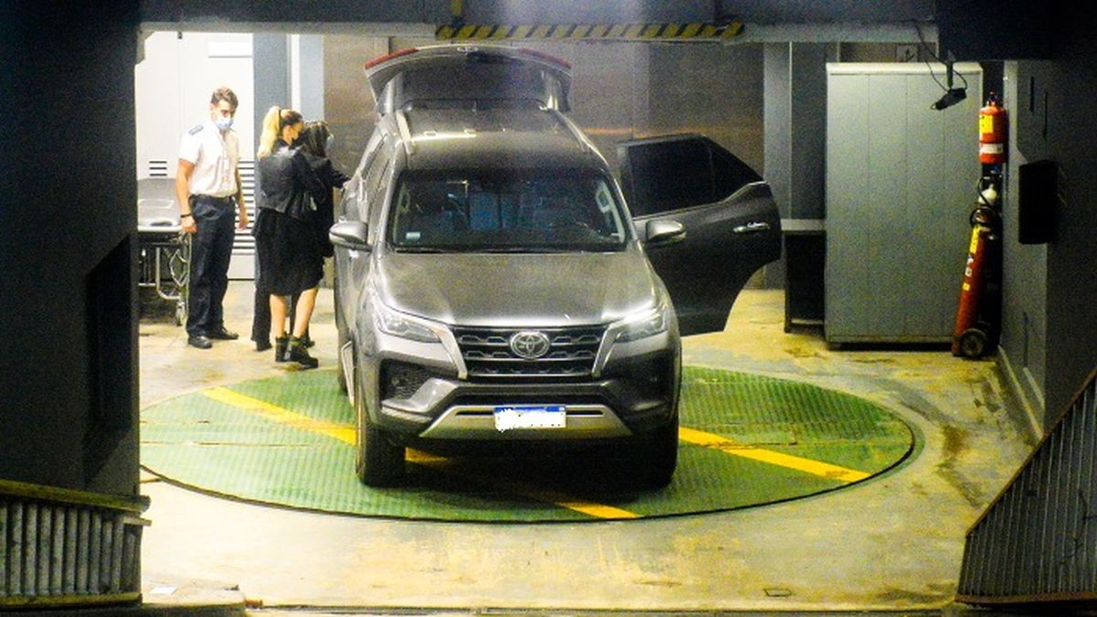 Mica Viciconte viajó en la parte trasera de la camioneta familiar, manejada por papá Fabián Cubero, tras salir de la clínica Suizo Argentina. 