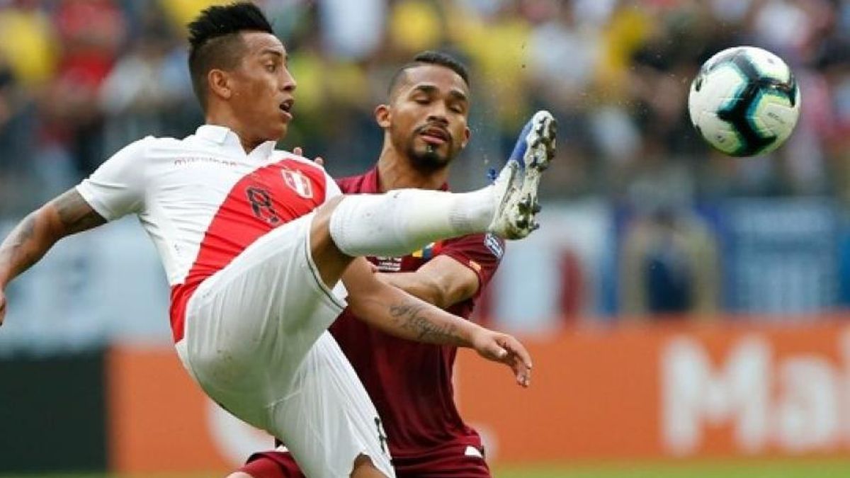 Perú y Venezuela se enfrentan eln la Copa América. 