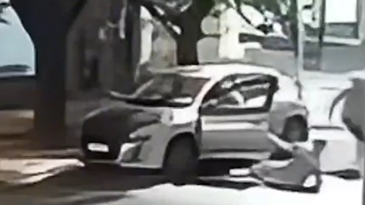 Le patearon la cabeza a un hombre para sacarle el auto y lo dejaron inconsciente.&nbsp;