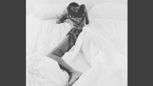 Candelaria Tinelli recostada e híper sensual en la cama